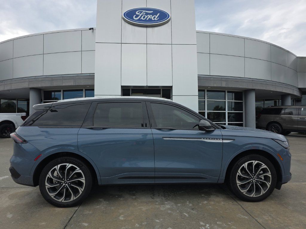 Used 2025 Lincoln Nautilus Reserve AWD/4WD image 2