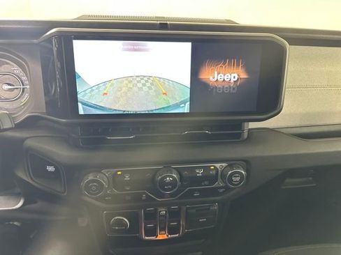 Used 2024 Jeep Wrangler Unlimited image 22