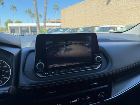 Used 2025 Nissan Rogue SV FWD image 25