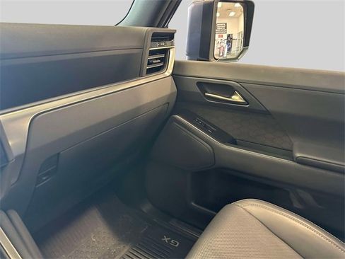 Used 2024 Lexus GX 550 image 34