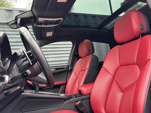 Certified 2024 Porsche Macan S image 5