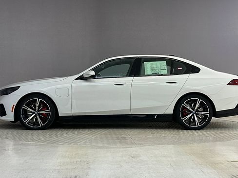 New 2026 BMW 550e xDrive image 2