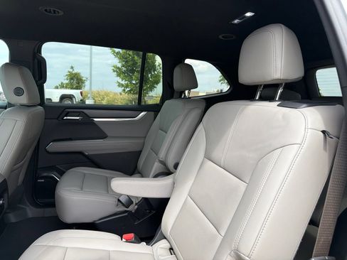 Used 2026 GMC Acadia Elevation w/ Elevation Premium Package FWD image 9