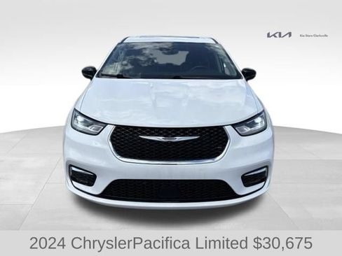 Used 2024 Chrysler Pacifica Limited FWD image 3