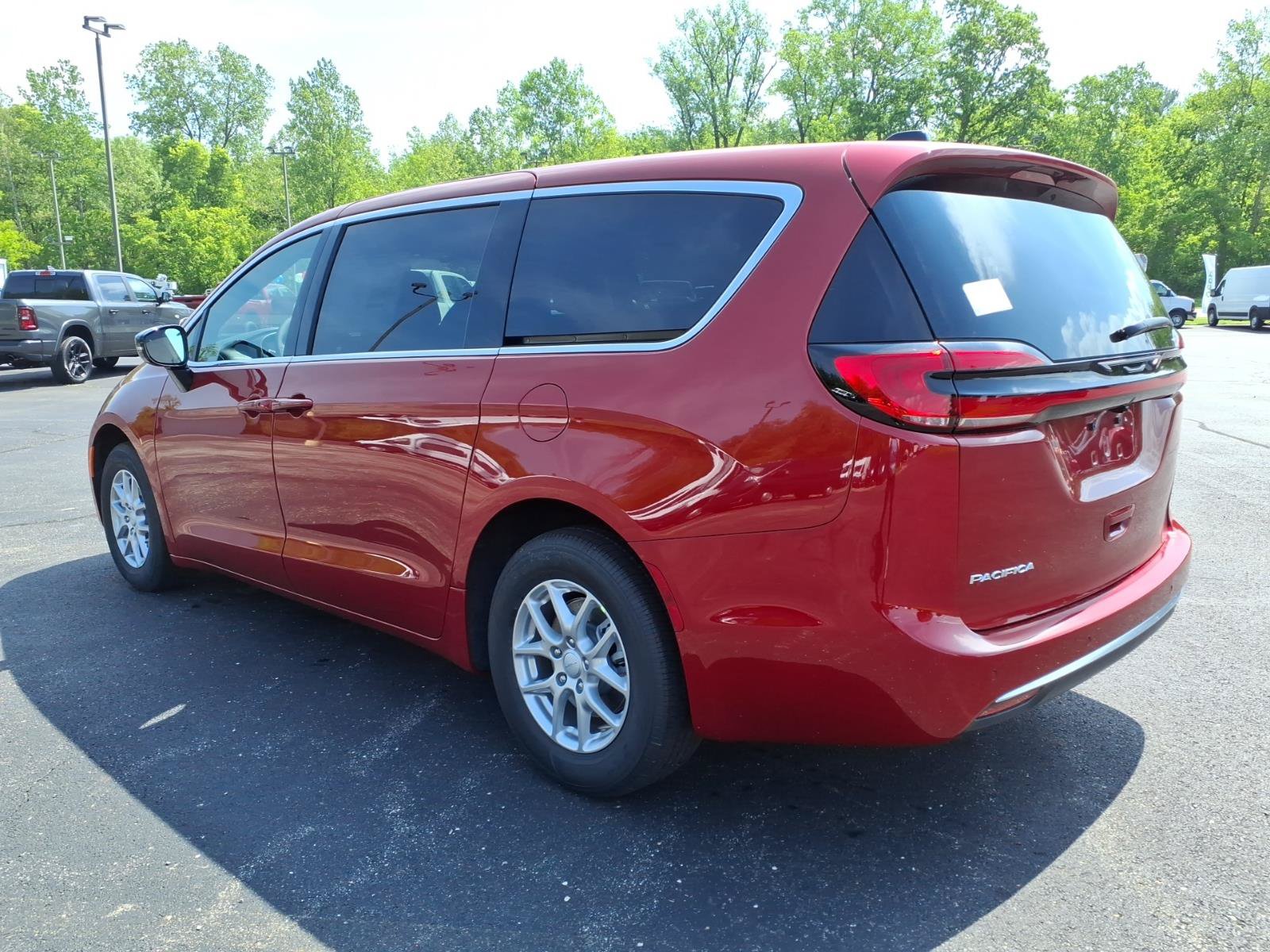 New 2027 Chrysler Pacifica Select FWD image 5