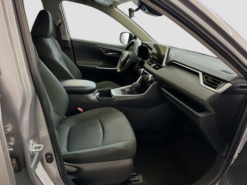 Used 2025 Toyota RAV4 XLE image 32