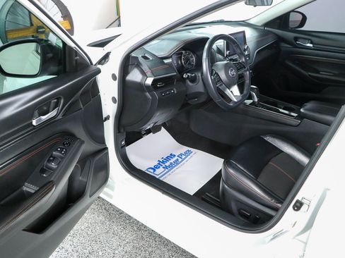 Used 2021 Nissan Altima 2.5 SR w/ SR Premium Package FWD image 3
