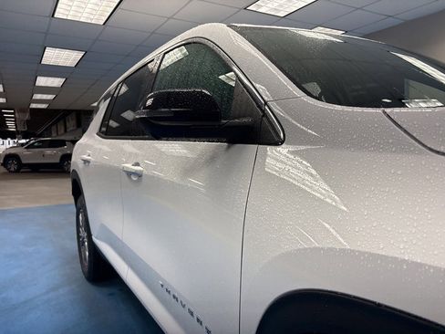 New 2026 Chevrolet Traverse LT image 4