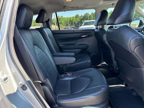 Used 2021 Toyota Highlander XLE AWD/4WD image 15
