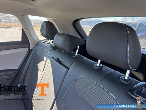 Used 2024 Volkswagen Taos SE w/ Panoramic Sunroof Package image 9