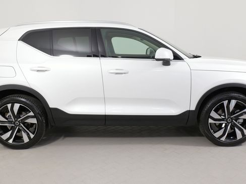 Used 2024 Volvo XC40 B5 Plus w/ Climate Package image 9