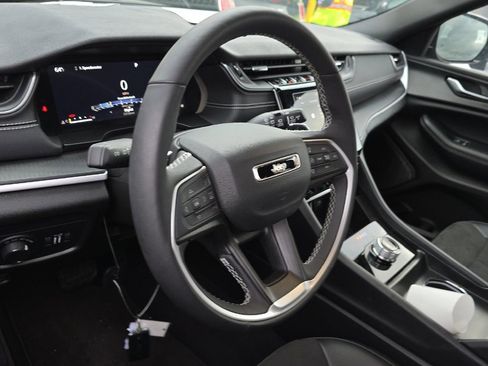 Used 2024 Jeep Grand Cherokee Altitude AWD/4WD image 8