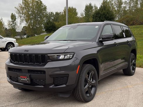 New 2025 Jeep Grand Cherokee L Altitude image 2