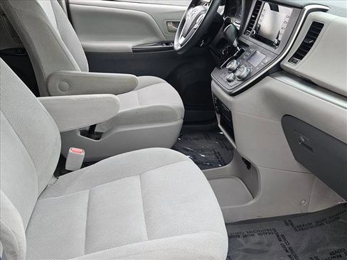 Used 2020 Toyota Sienna L image 20