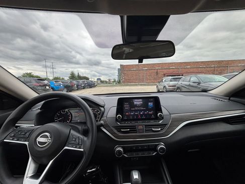 Used 2025 Nissan Altima 2.5 SV FWD image 33