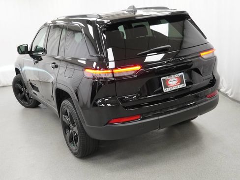 Used 2024 Jeep Grand Cherokee Limited w/ Black Appearance Package AWD/4WD image 12