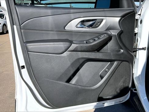 Used 2021 Chevrolet Traverse LT image 21