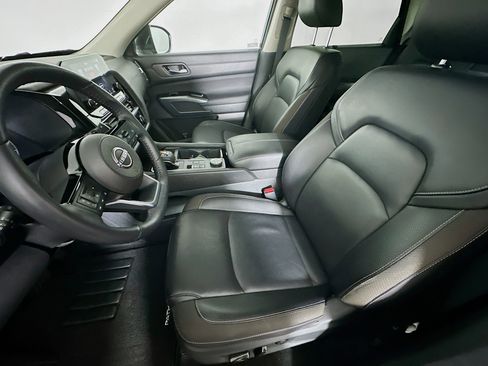 Used 2025 Nissan Pathfinder SL image 13