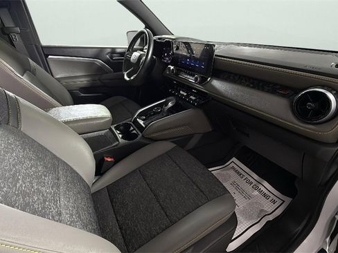 Used 2024 Chevrolet Colorado ZR2 w/ Technology Package image 35