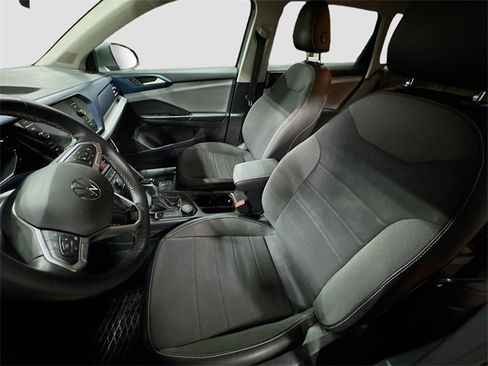 Used 2022 Volkswagen Taos SE image 15