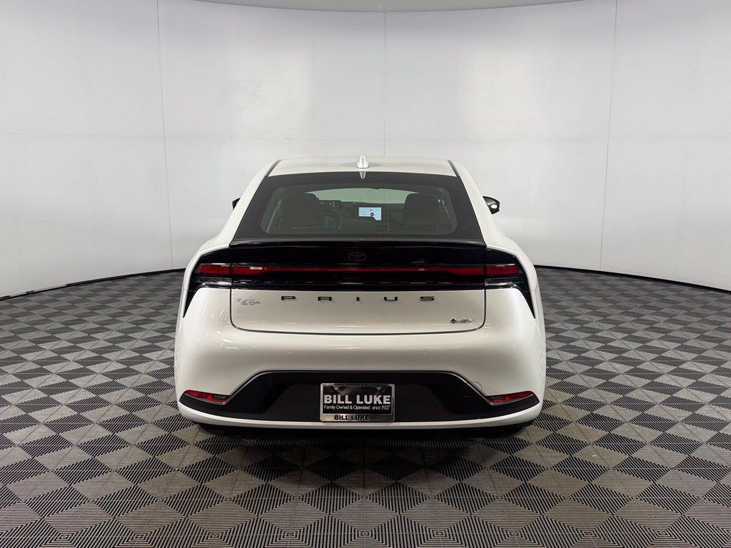Used 2025 Toyota Prius LE FWD image 7