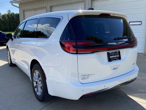 Used 2024 Chrysler Pacifica Touring-L AWD/4WD image 5