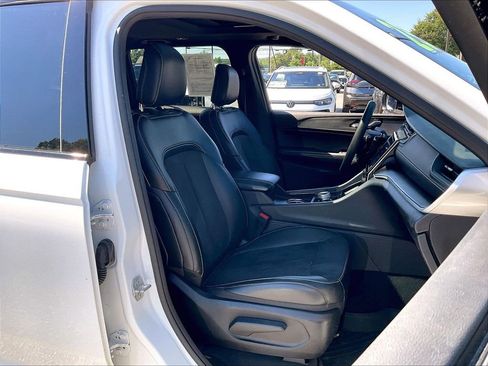 Used 2025 Jeep Grand Cherokee Altitude AWD/4WD image 10