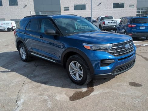 Used 2023 Ford Explorer XLT image 2