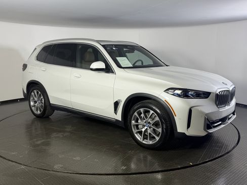 Certified 2025 BMW X5 xDrive50e w/ Premium Package AWD/4WD image 3