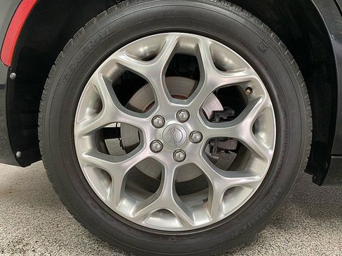 Used 2017 Chrysler 300 C Platinum image 25