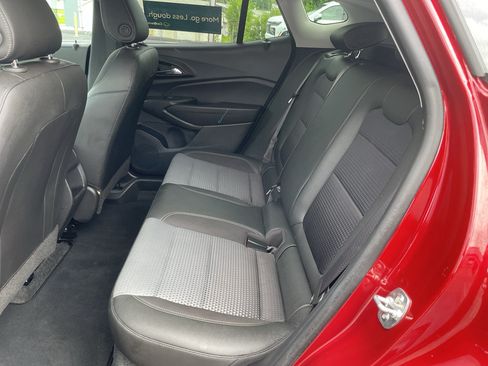 Certified 2025 Chevrolet Trax LT FWD image 12