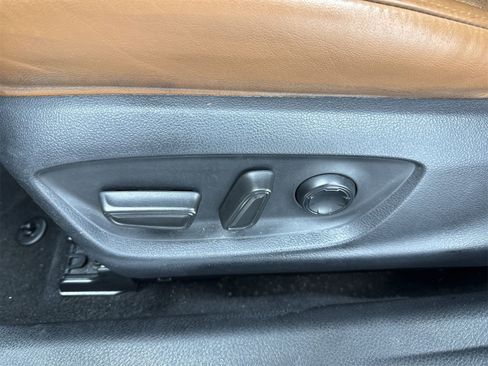 Used 2019 Toyota Avalon Limited image 17