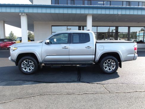 Used 2017 Toyota Tacoma Limited image 2