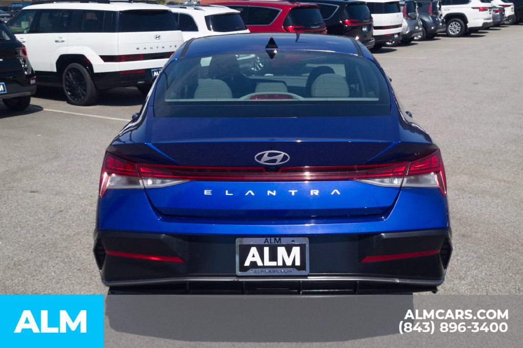Certified 2025 Hyundai Elantra SEL FWD image 6