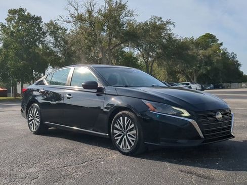 Used 2024 Nissan Altima 2.5 SV image 2