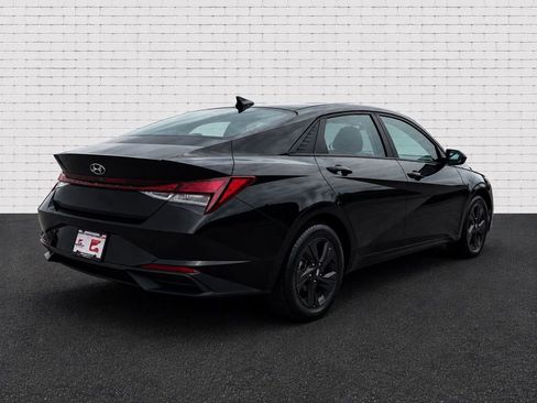 Used 2022 Hyundai Elantra SEL w/ Convenience Package FWD image 2