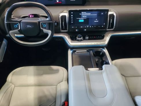 Certified 2025 Ford Expedition Platinum image 27