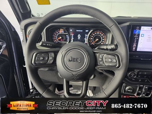 New 2025 Jeep Gladiator Mojave image 13