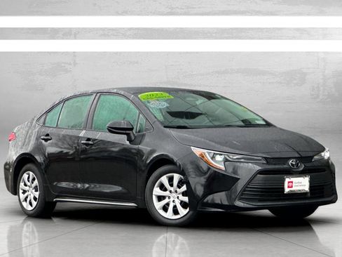 Used 2023 Toyota Corolla LE image 2