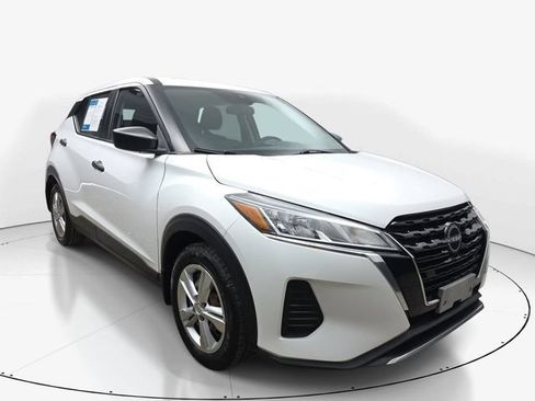 Used 2022 Nissan Kicks S FWD image 3