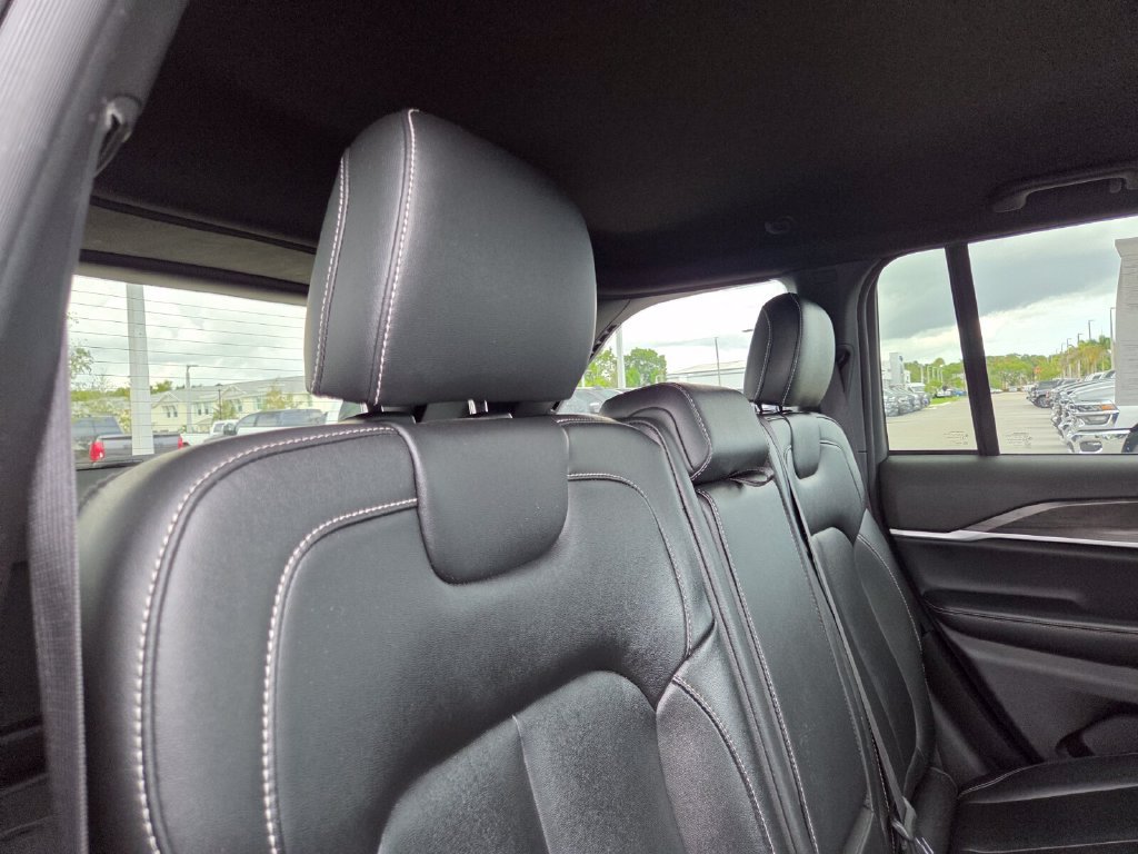 Used 2024 Jeep Grand Cherokee Limited AWD/4WD image 19