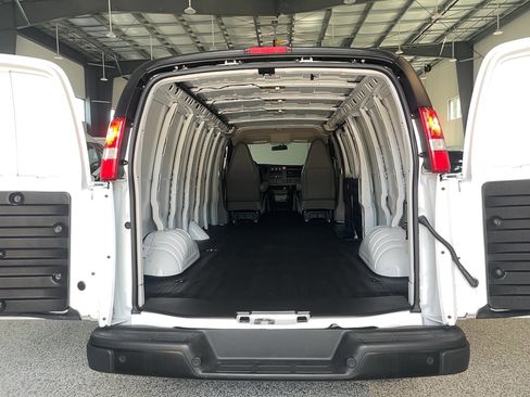 Used 2025 GMC Savana 3500 Extended RWD image 6