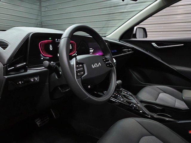 Used 2025 Kia Niro EX Touring FWD image 11