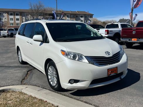 Used 2017 Toyota Sienna XLE w/ XLE Navigation Package image 4