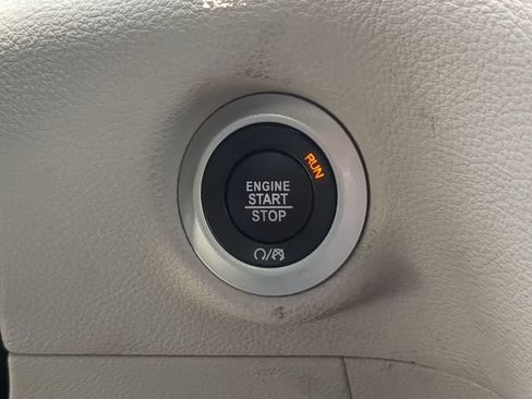 Used 2023 Chrysler Pacifica Touring-L FWD image 37