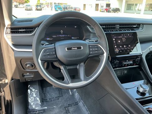 Certified 2023 Jeep Grand Cherokee Laredo AWD/4WD image 14