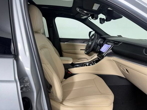 Certified 2025 Jeep Grand Cherokee Limited w/ Luxury Tech Group II RWD image 30