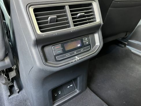 Used 2025 Volkswagen Atlas SE image 24