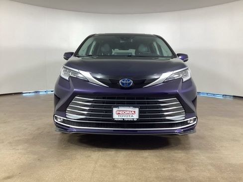 Used 2021 Toyota Sienna Limited FWD image 3