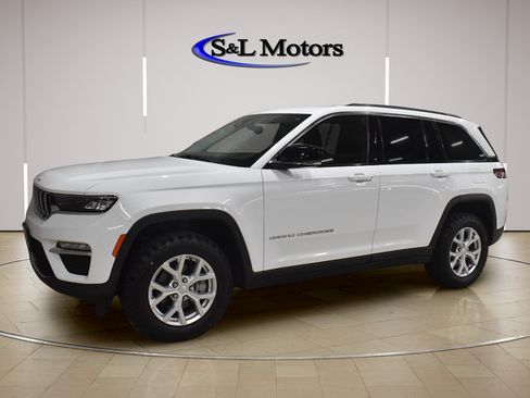 Used 2023 Jeep Grand Cherokee Limited AWD/4WD image 3
